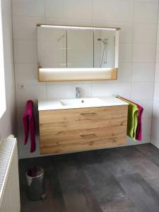 bagno con lavandino e specchio di Ferienwohnung Kern a Bodensdorf