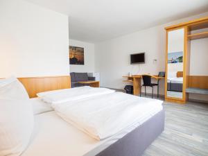Łóżko lub łóżka w pokoju w obiekcie Motel Stralsund
