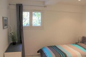 Un pat sau paturi într-o cameră la Rez de villa avec beau jardin et belle vue