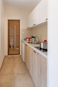 cocina con lavamanos y aseo en el baño en Apartments Flora 1, en Burgas 73 fotos más