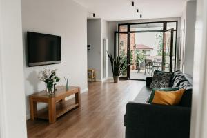 Et tv og/eller underholdning på Terrace apartment near beach