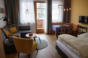 a living room with a couch and a table at appartementen Haus Bergblick in Gosau