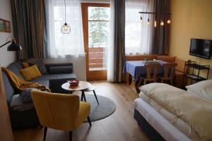 A television and/or entertainment centre at appartementen Haus Bergblick