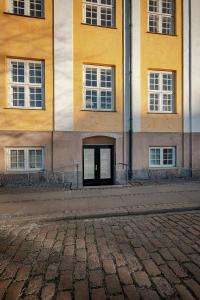 ein Gebäude mit einer Tür davor in der Unterkunft Kanalhuset in Kopenhagen