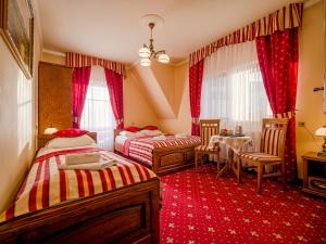 Postel nebo postele na pokoji v ubytování Pensjonat Zbójecki Dwór - ATRAKCYJNY PAKIET ŚWIĄTECZNY - blisko basenów termalnych i szlaków górskich