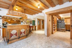 Apartament obejmuje otwartą kuchnię z drewnianymi ścianami i drewnianymi sufitami. w obiekcie Örglwirt Ferienwelt - Hotel Post Örglwirt w mieście Mariapfarr +37 zdjęć