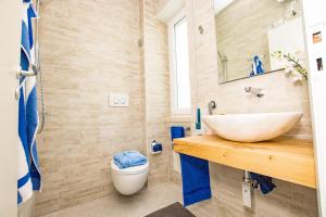 y baño con lavabo y aseo. en Apulian Escapes - Villa sul Mare, en Savelletri di Fasano