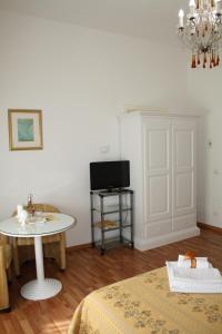 Televízia a/alebo spoločenská miestnosť v ubytovaní Residence Ancona