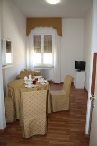 Televízia a/alebo spoločenská miestnosť v ubytovaní Residence Ancona