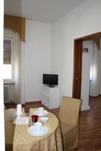 Televízia a/alebo spoločenská miestnosť v ubytovaní Residence Ancona