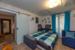een slaapkamer met een bed en een stoel erin bij Nono Mario in Piran