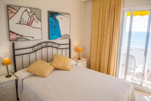 a bedroom with a bed and a painting on the wall at Hamilton Court in Santo Tomás