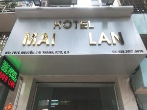 un letrero para un hotel en un edificio en Khách sạn Mai Lan, en Ho Chi Minh