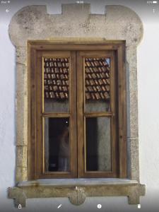 een houten raam in een stenen muur bij Quinta do Fôjo in Lamego