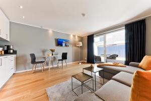 una sala de estar con un sofá y una mesa en Astra Maris Apartments, en Büsum