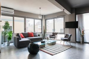 salon z kanapą i stołem w obiekcie Artists’ favorite Spacious Loft near Acropolis!! w Atenach