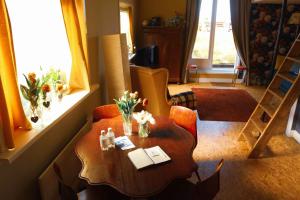 a room with a wooden table with flowers on it at Tulpenhuys in Hoogmaden