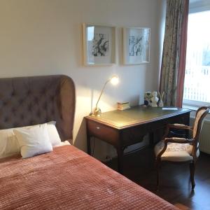 Sörup的住宿－索魯普酒店，一间卧室配有一张桌子和一张床,一张桌子和椅子