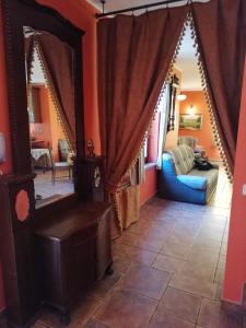 a living room with a mirror and a couch at Lisi Dwór in Czarny Młyn