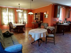 a living room with a table and a kitchen at Lisi Dwór in Czarny Młyn