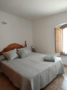 1 dormitorio con 1 cama con 2 almohadas en BUHARDILLA PARA DOS EN CAN MINGU, en Besalú