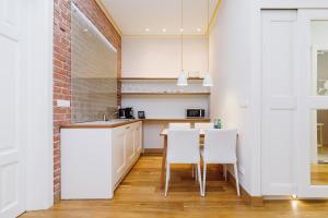 Kuchyň nebo kuchyňský kout v ubytování Apartamenty Bracka 6
