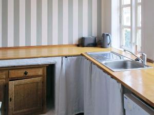 cocina con fregadero y encimera en 4 person holiday home in Bandholm en Bandholm