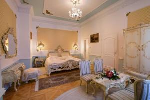 Postel nebo postele na pokoji v ubytování Clarion Grandhotel Zlaty Lev + 37 fotografií