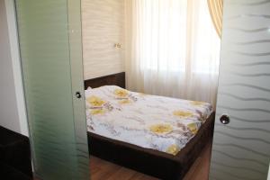 Un pequeño dormitorio con una cama en una puerta de cristal en Apartment in Center of Odessa, en Odessa