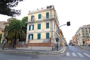 een geel gebouw op de hoek van een straat bij Hotel Latinum in Rome