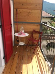 een patio met een tafel en een stoel op een terras bij Appartamento Marte in Arco