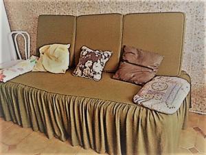 kanapę z poduszkami w pokoju w obiekcie Casa rural 47, La Acebosa, San Vicente de la Barquera w mieście La Acebosa
