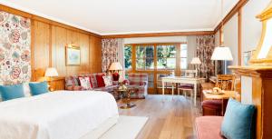 Łóżko lub łóżka w pokoju w obiekcie Salzburgerhof, das 5-Sterne Hotel von Zell am See