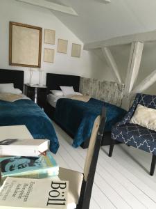 1 dormitorio con 2 camas, silla y mesa en Söruper Hof, en Sörup