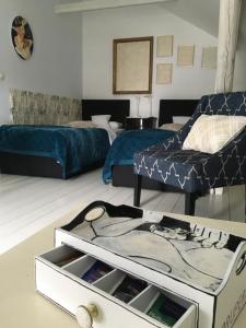 Sörup的住宿－索魯普酒店，一间带两张床和一张沙发的客厅
