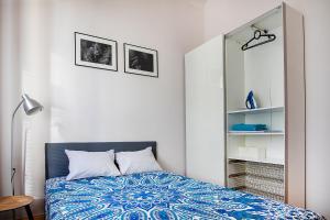 1 dormitorio con cama y espejo en Movie Apartment Jeżyce, en Poznan