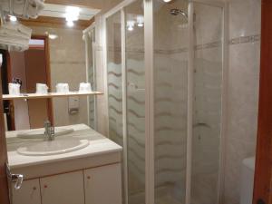 La salle de bains est pourvue d'une douche et d'un lavabo. dans l'établissement La Mollinière, à Notre-Dame-de-Bellecombe