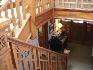 una vista sul soffitto di una scala in legno in una casa di Hamilton House a Dumfries