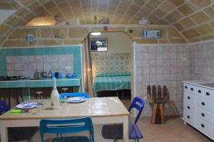 a kitchen with a table and chairs in a room at Bilocale Dillo alla luna in Gallipoli