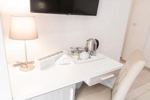 Coffee and tea making facilities at New Gallery