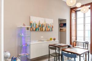 d'une salle à manger avec une table et un réfrigérateur. dans l'établissement New Gallery, à Naples