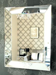 un espejo en una habitación con una cama en ella en Harrogate Boutique Apartments - Self Contained Apartments, en Harrogate