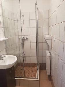 un baño con ducha y lavabo en Villa Alex, en Władysławowo 42 fotos más