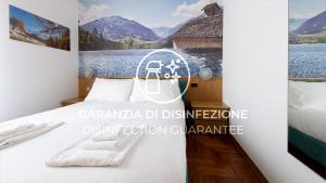 een slaapkamer met een bed en een poster van een berg bij Italianway - San Giovanni 13/A in Bormio