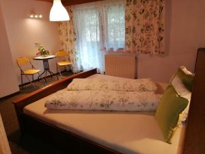 Posteľ alebo postele v izbe v ubytovaní Ferienhaus Schöpf - Die Hoamat