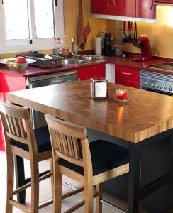 cocina con mesa de madera y 2 sillas en PENTHOUSE A 50m DE LA MER! en La Azohía