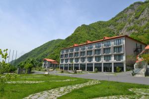 ein Hotel vor einem Berg in der Unterkunft Yurd Hotel in Qax