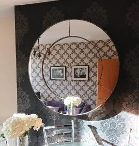 ハロゲートにあるHarrogate Boutique Apartments - Self Contained Apartmentsの鏡
