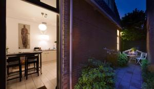 een keuken en een patio met een tafel en een eetkamer bij Darley's in Hilversum