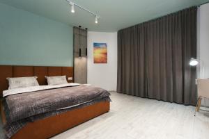 una camera con un letto e una grande finestra di Vip apartmen loft a Sumy